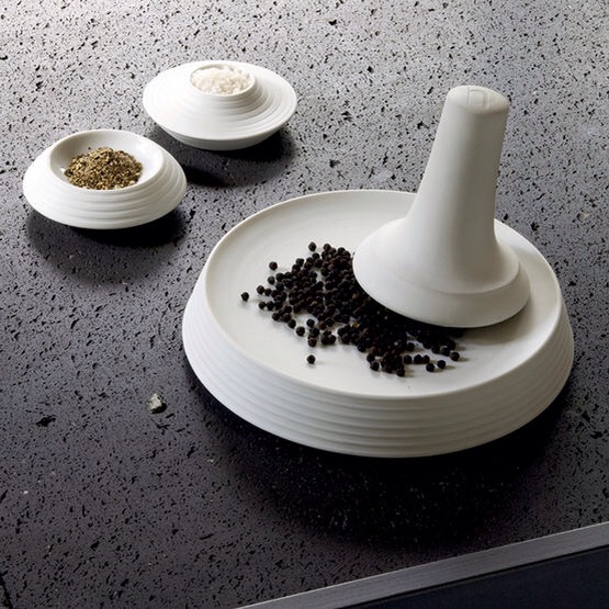 Mörser mit Stössel und Salz- und Pfefferbehälter